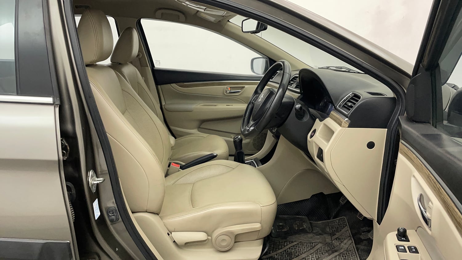 Used 2019 Maruti Suzuki Ciaz Alpha Hybrid 1.5 Petrol Manual interior RIGHT SIDE FRONT DOOR CABIN VIEW