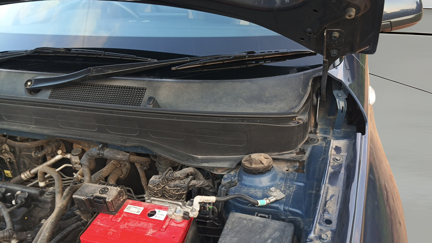 Used 2022 Hyundai Venue S 1.2 Petrol Petrol Manual engine ENGINE LEFT SIDE HINGE & APRON VIEW