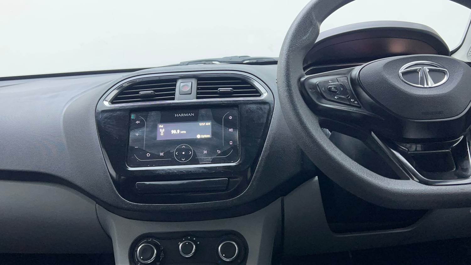 Used 2023 Tata Tiago XTA Petrol Automatic interior MUSIC SYSTEM & AC CONTROL VIEW