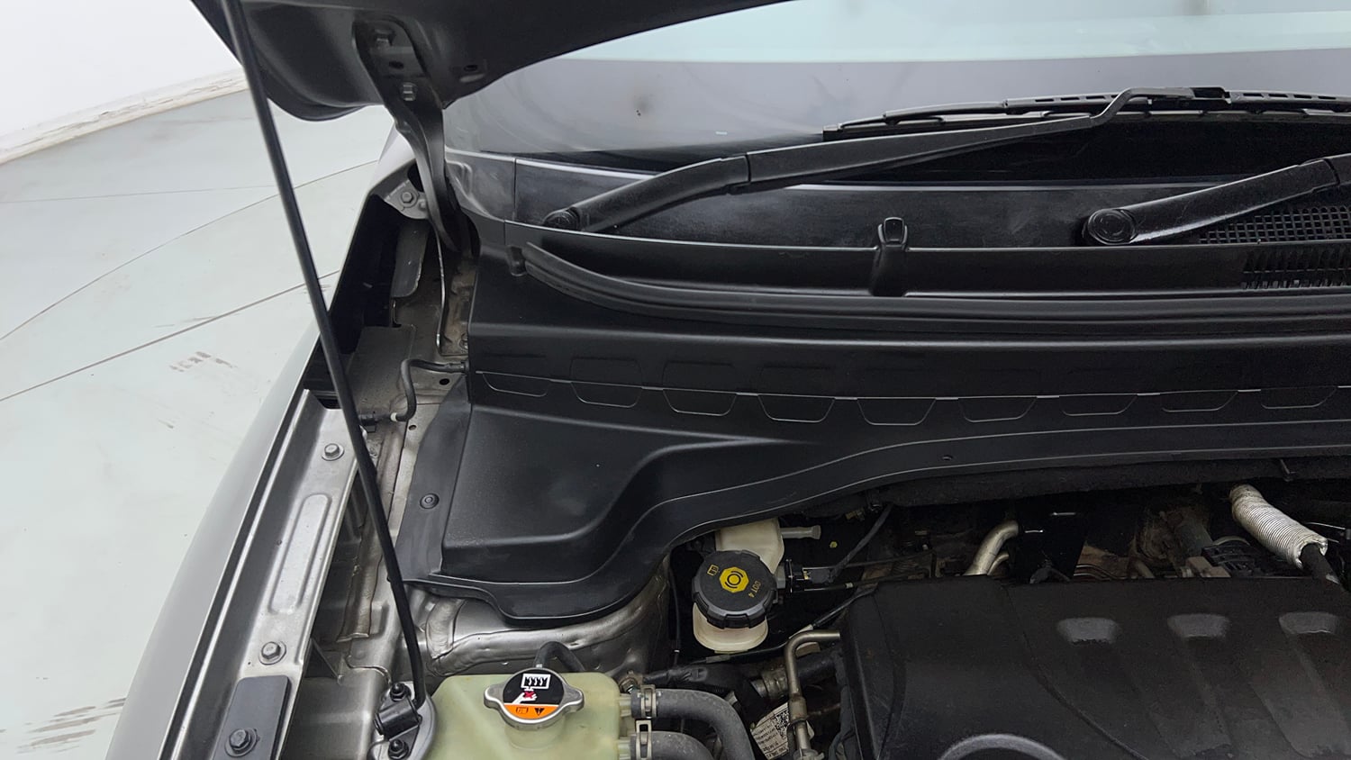 Used 2020 Kia Sonet HTX Plus 1.0 iMT Petrol Manual engine ENGINE RIGHT SIDE HINGE & APRON VIEW