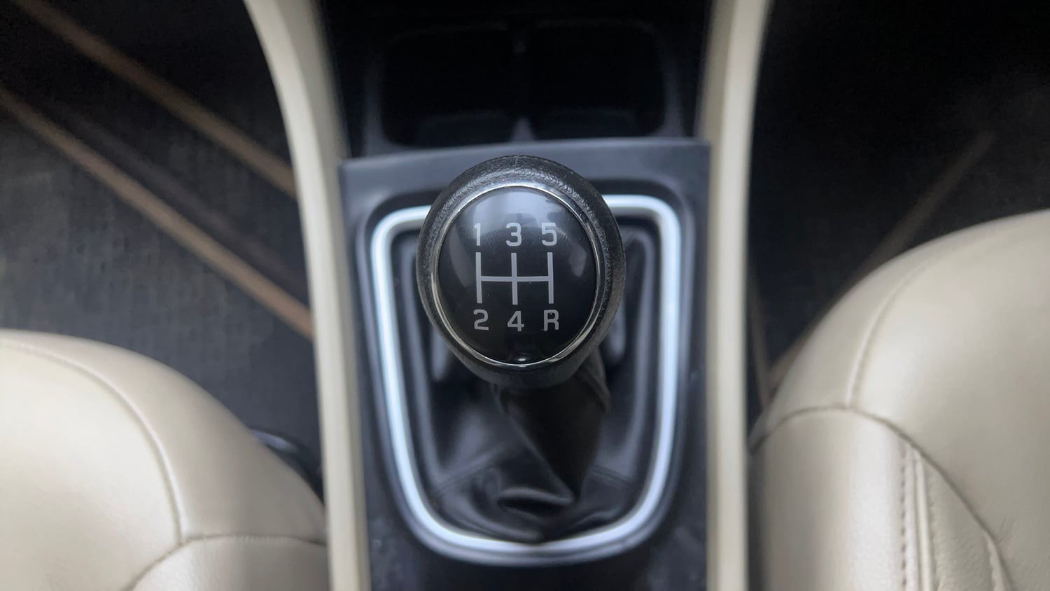 Used 2021 Maruti Suzuki Ciaz Alpha 1.5 Petrol Manual interior GEAR  KNOB VIEW