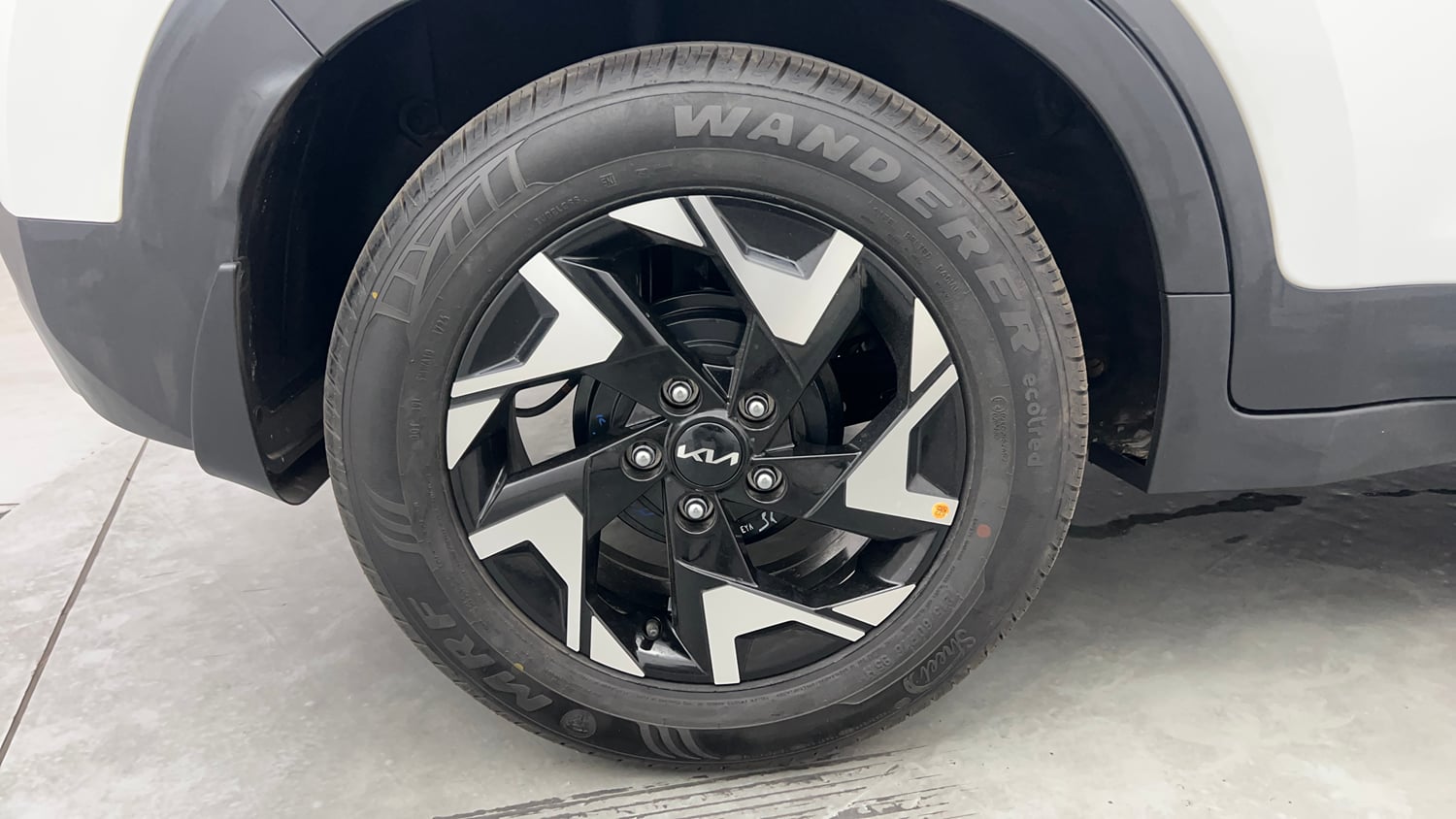 Used 2026 Kia Sonet HTK Plus 1.2 Petrol MT Petrol Manual tyres RIGHT REAR TYRE RIM VIEW