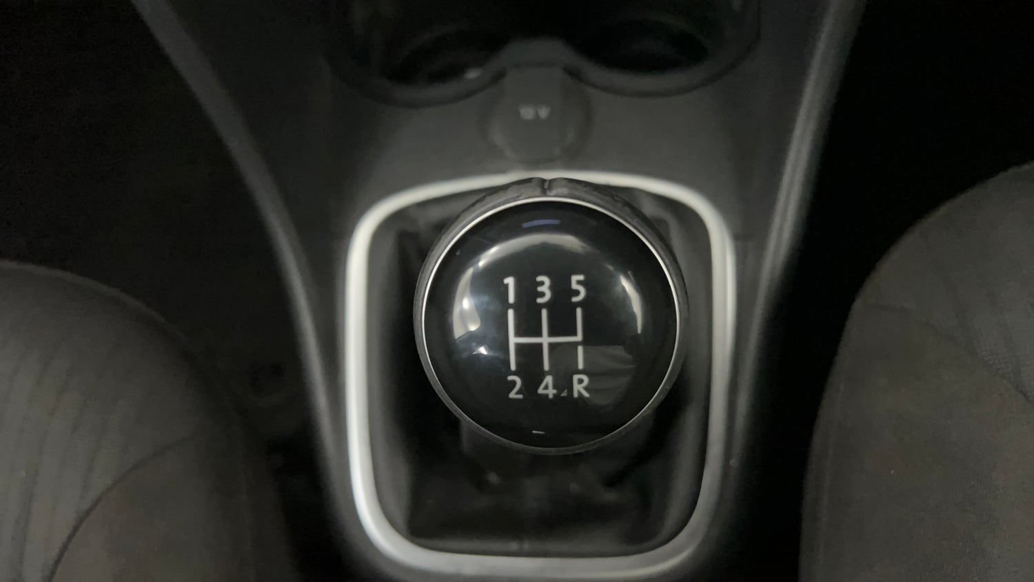 Used 2019 Volkswagen Polo Highline Plus 1.0 (P) 16 Alloy Petrol Manual interior GEAR  KNOB VIEW