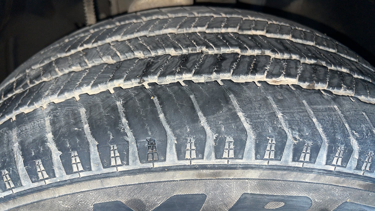 Used 2023 Mahindra Scorpio N Z8 L Petrol AT 6 STR Petrol Automatic tyres RIGHT FRONT TYRE TREAD VIEW