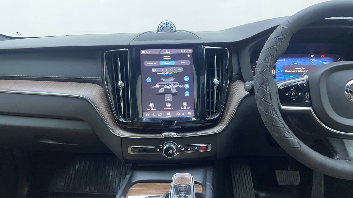 Used 2022 Volvo XC60 B5 Ultimate Petrol Automatic interior MUSIC SYSTEM & AC CONTROL VIEW