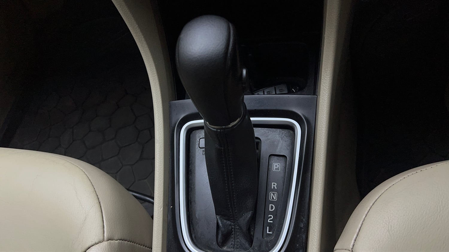 Used 2019 Maruti Suzuki Ciaz Alpha Hybrid 1.5 AT Petrol Automatic interior GEAR  KNOB VIEW