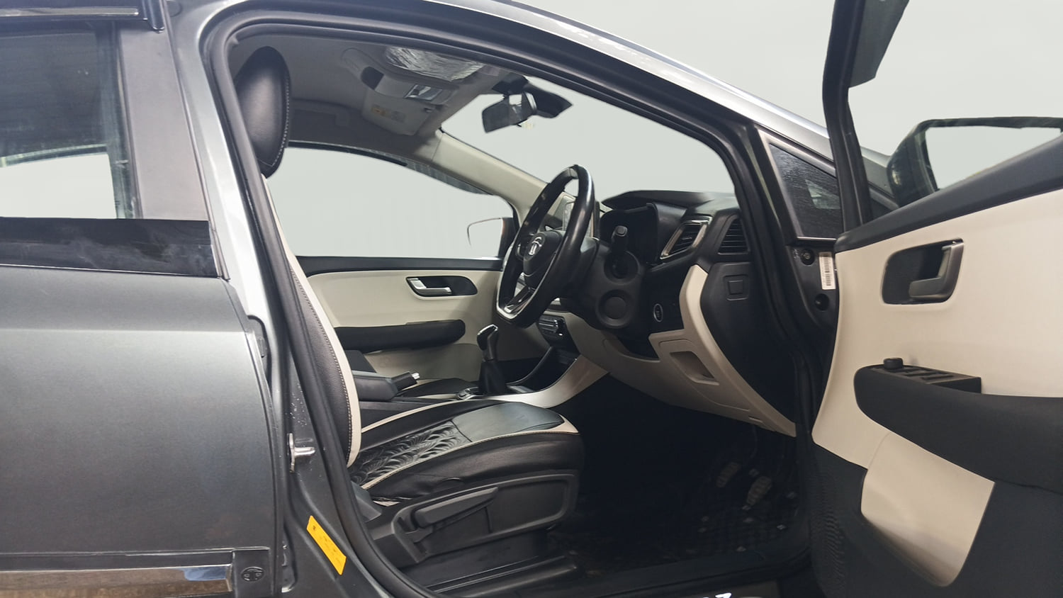 Used 2022 Tata Altroz XZ Plus i-Turbo Petrol Petrol Manual interior RIGHT SIDE FRONT DOOR CABIN VIEW