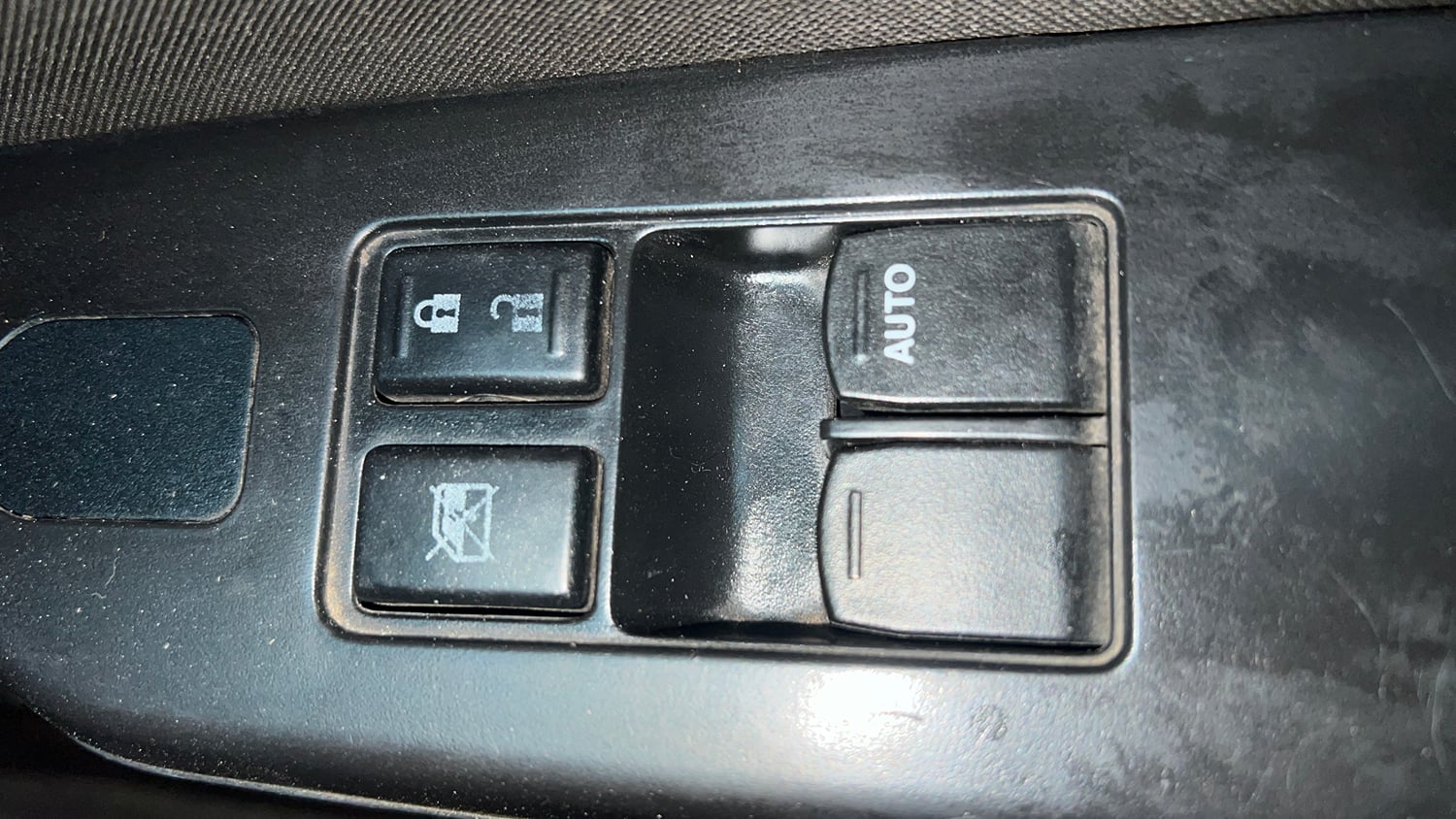 Used 2015 Maruti Suzuki Swift Lxi (O) Petrol Manual top_features Power windows