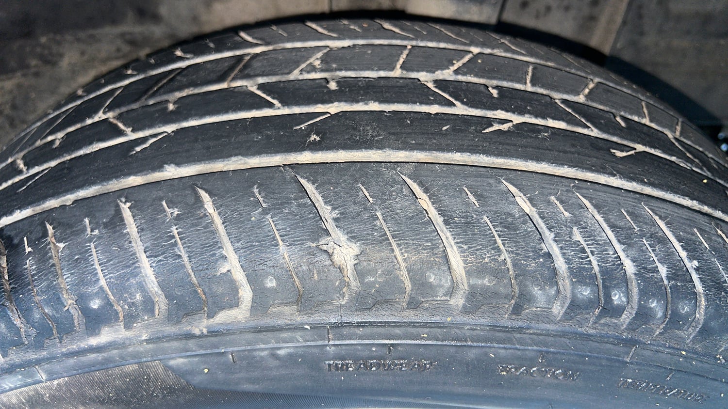 Used 2022 Renault Kiger RXT MT Petrol Manual tyres LEFT REAR TYRE TREAD VIEW