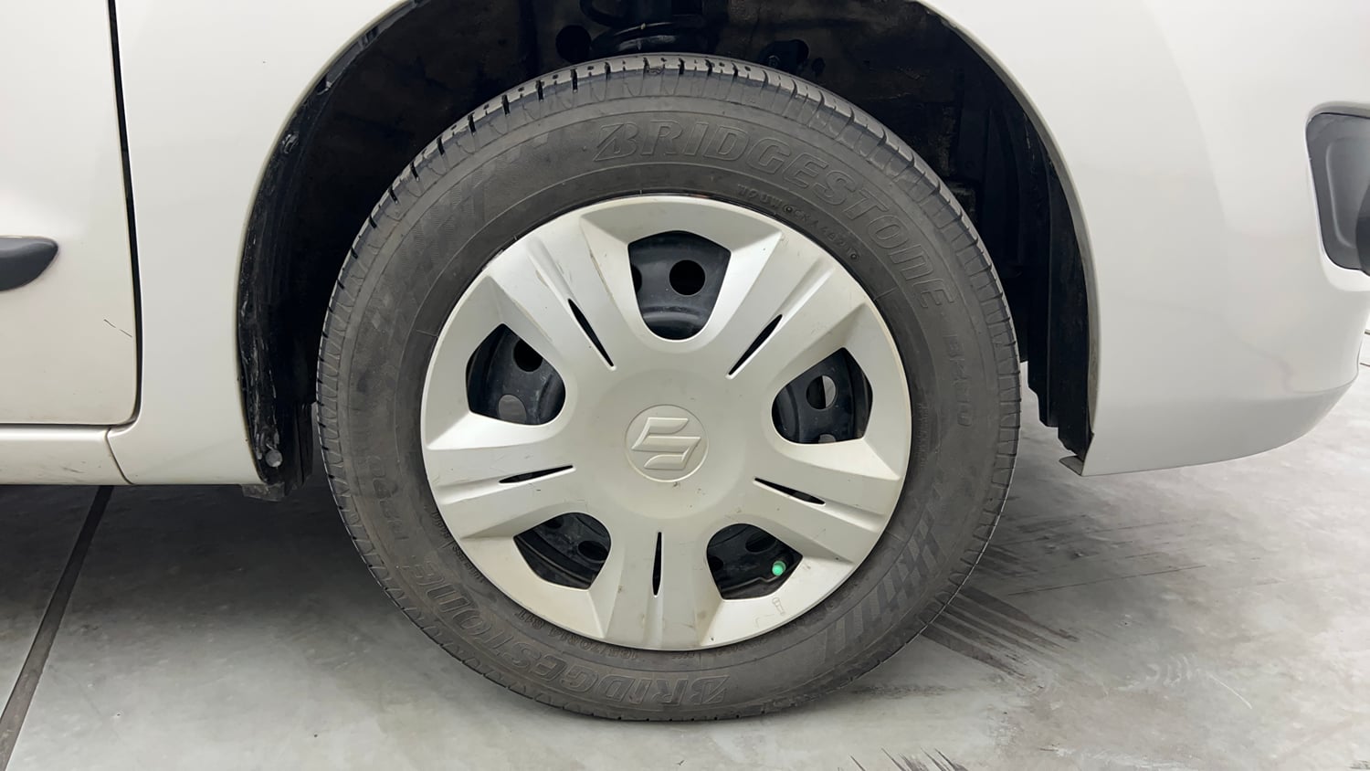 Used 2017 Maruti Suzuki Wagon R VXI Petrol Manual tyres RIGHT FRONT TYRE RIM VIEW