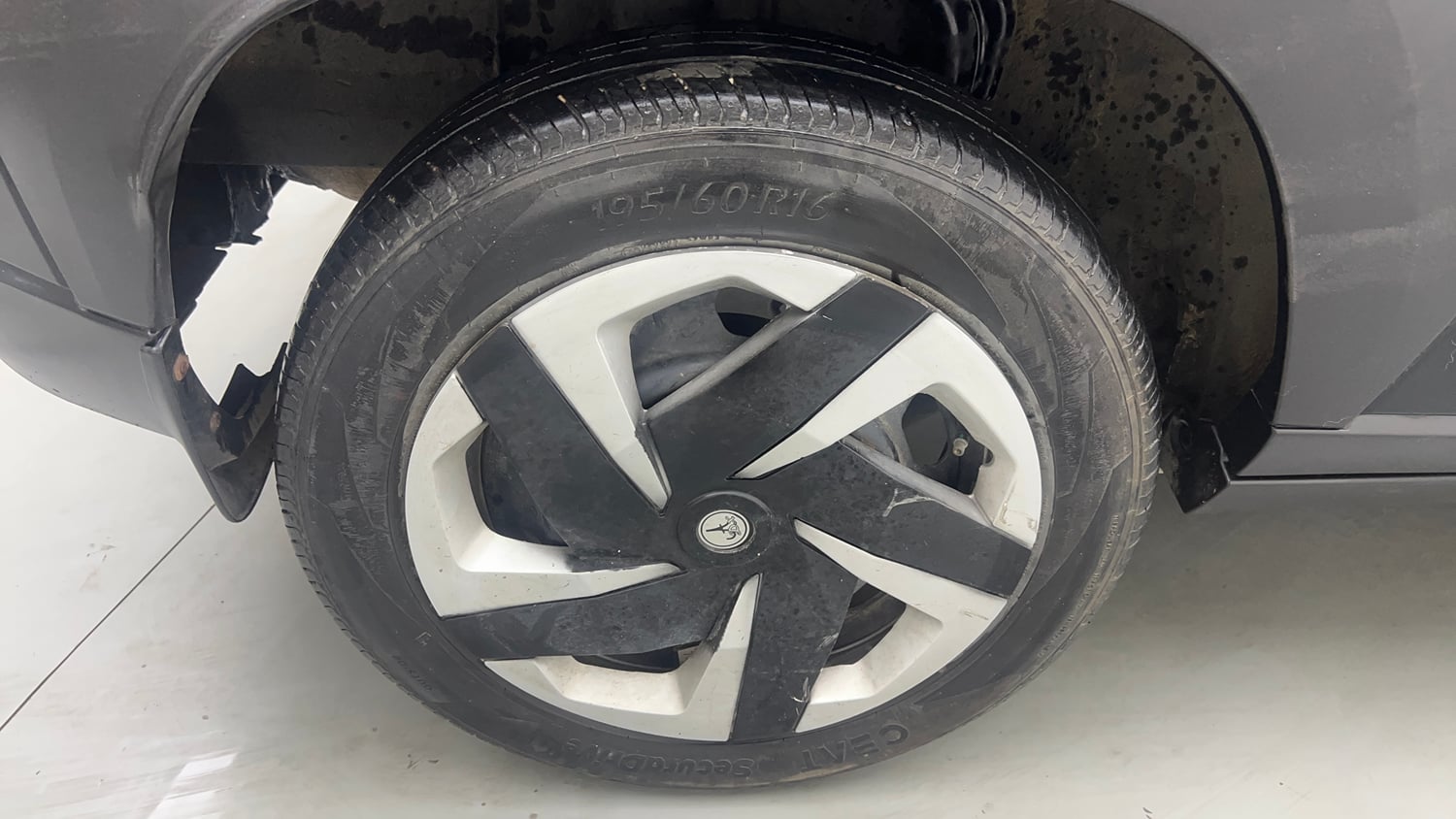 Used 2023 Nissan Magnite XL Petrol Manual tyres RIGHT REAR TYRE RIM VIEW