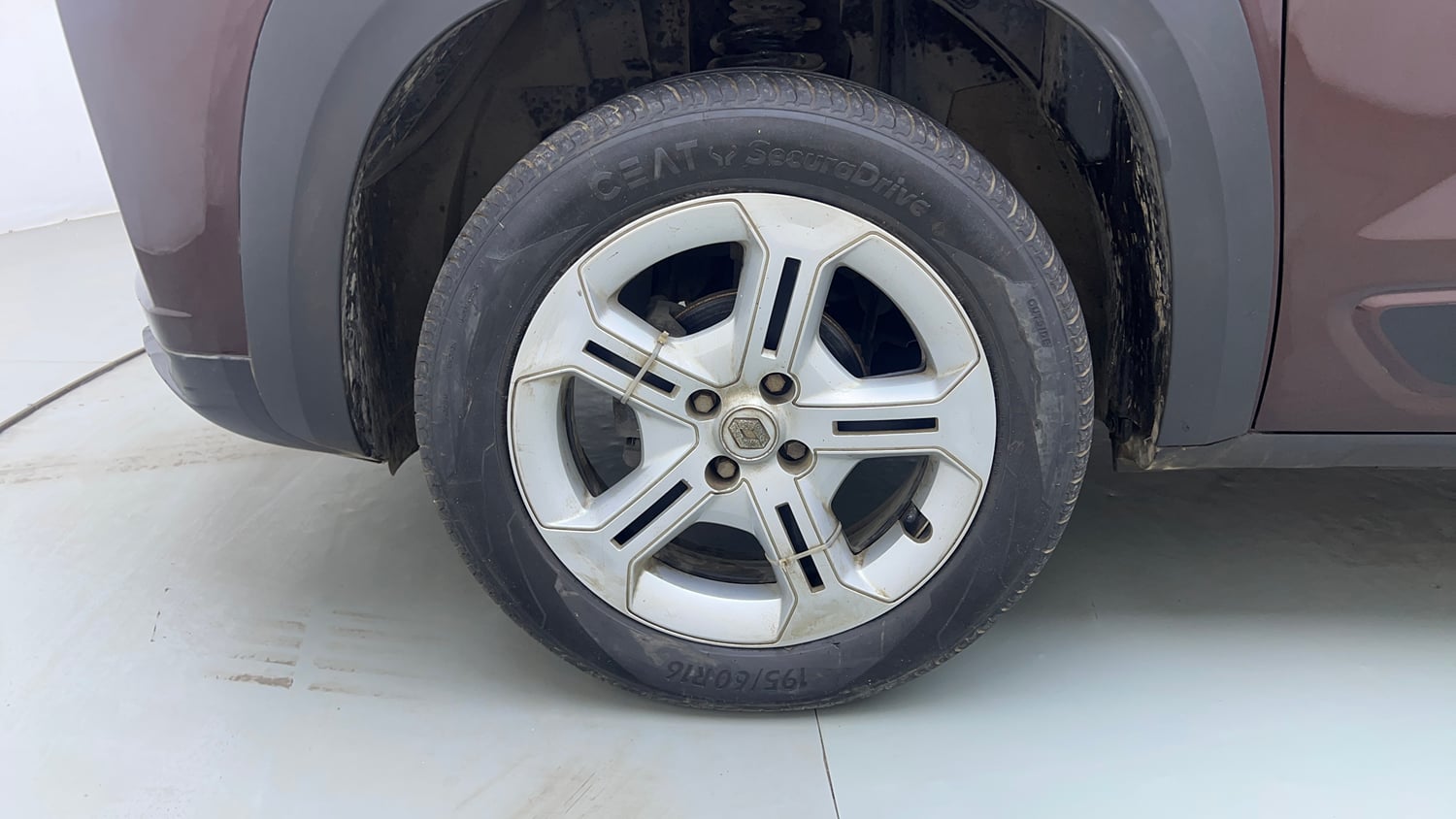 Used 2022 Renault Kiger RXT MT Petrol Manual tyres LEFT FRONT TYRE RIM VIEW
