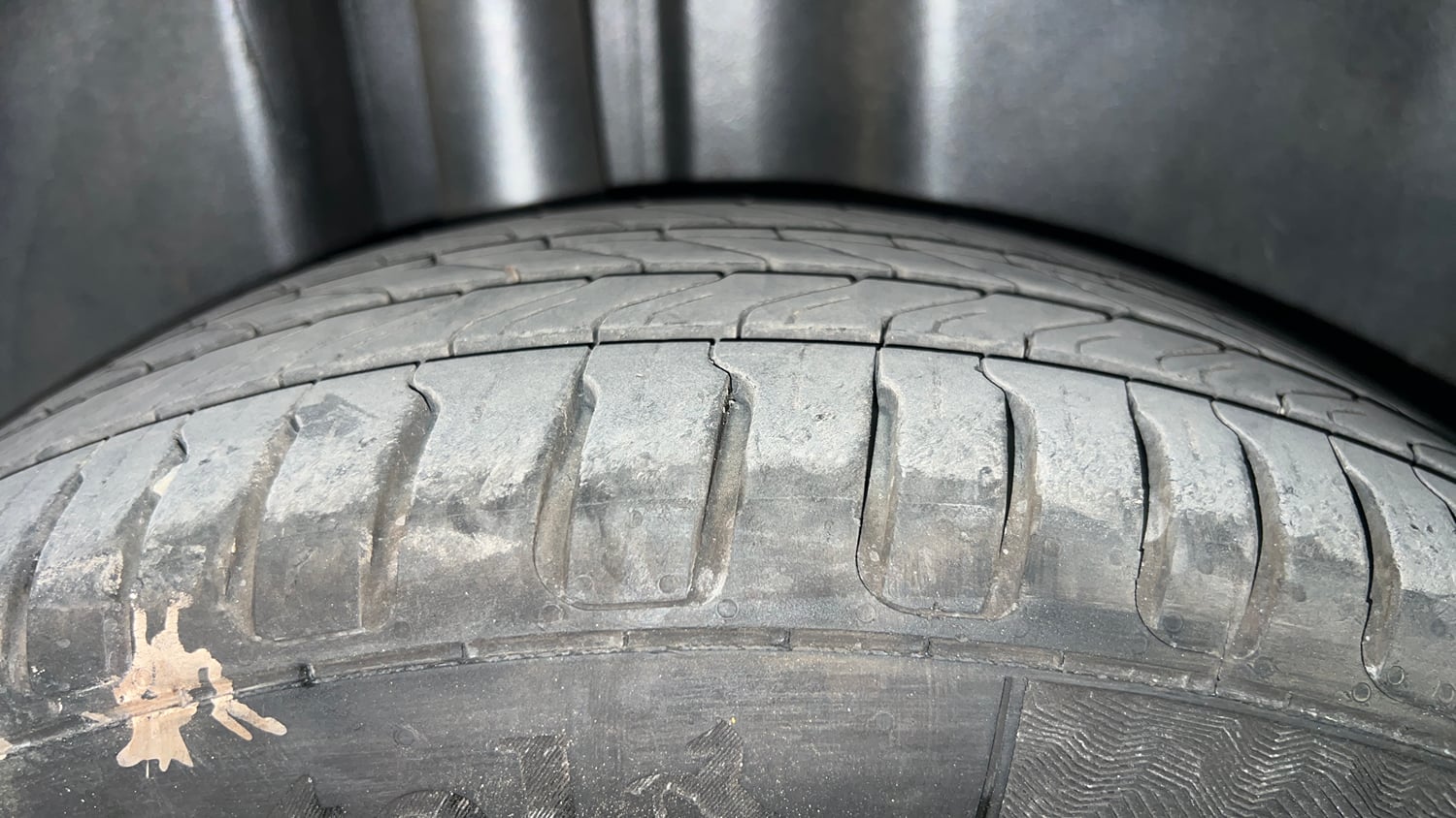 Used 2021 Volkswagen Vento Highline 1.0L TSI Petrol Manual tyres RIGHT REAR TYRE TREAD VIEW