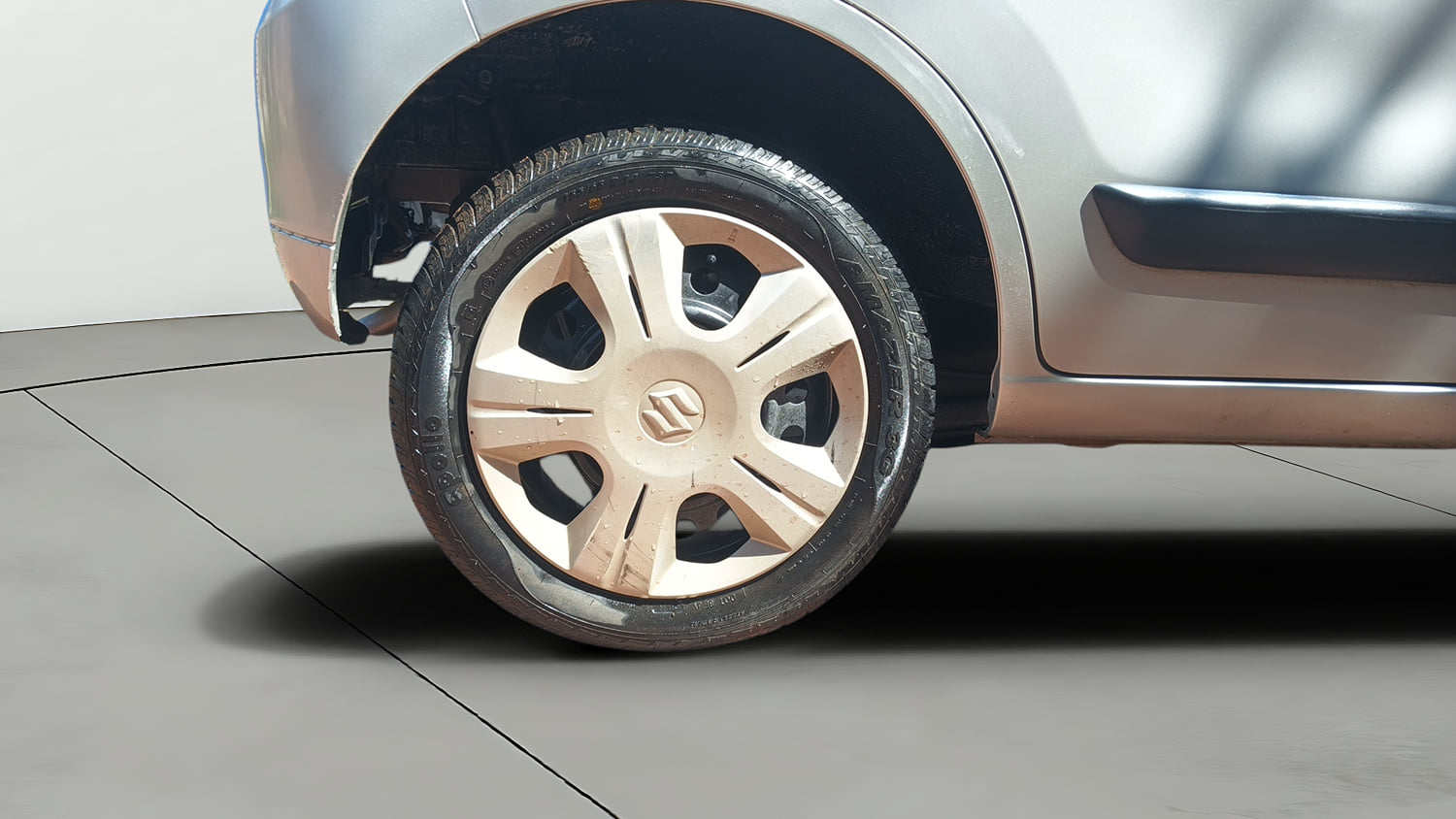 Used 2016 Maruti Suzuki Wagon R 1.0 VXI AMT Petrol Automatic tyres RIGHT REAR TYRE RIM VIEW