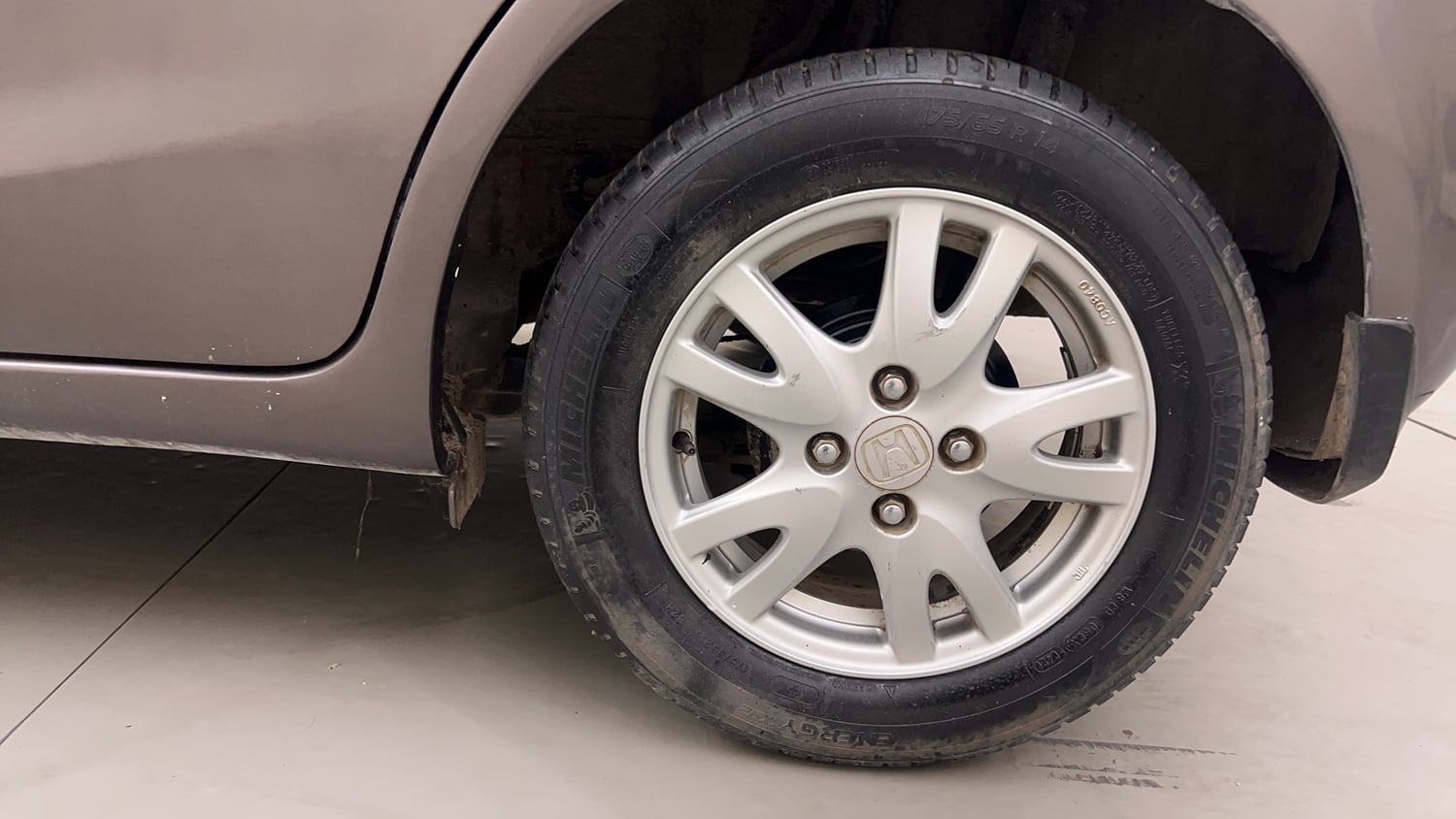 Used 2015 Honda Brio VX AT Petrol Automatic tyres LEFT REAR TYRE RIM VIEW