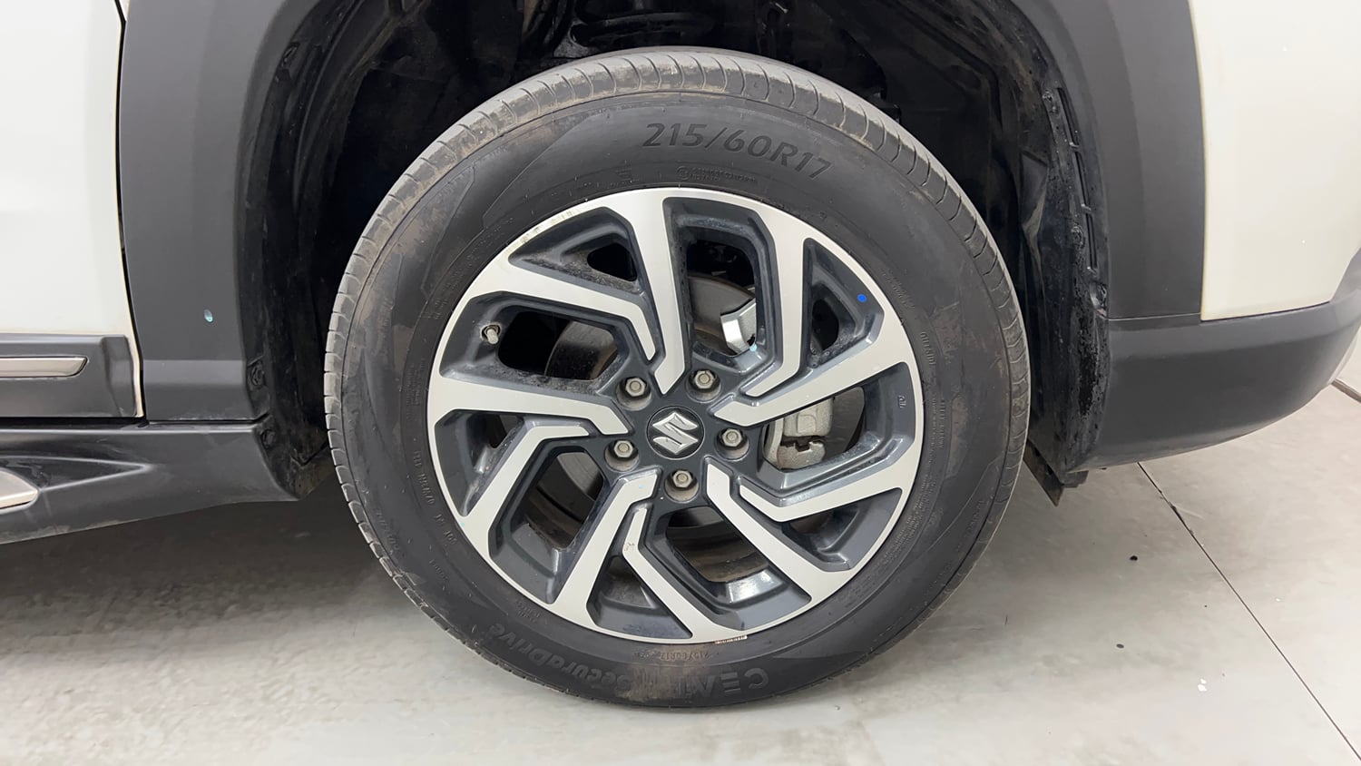 Used 2025 Maruti Suzuki Victoris VXI CNG MT 2W Cng Manual tyres RIGHT FRONT TYRE RIM VIEW