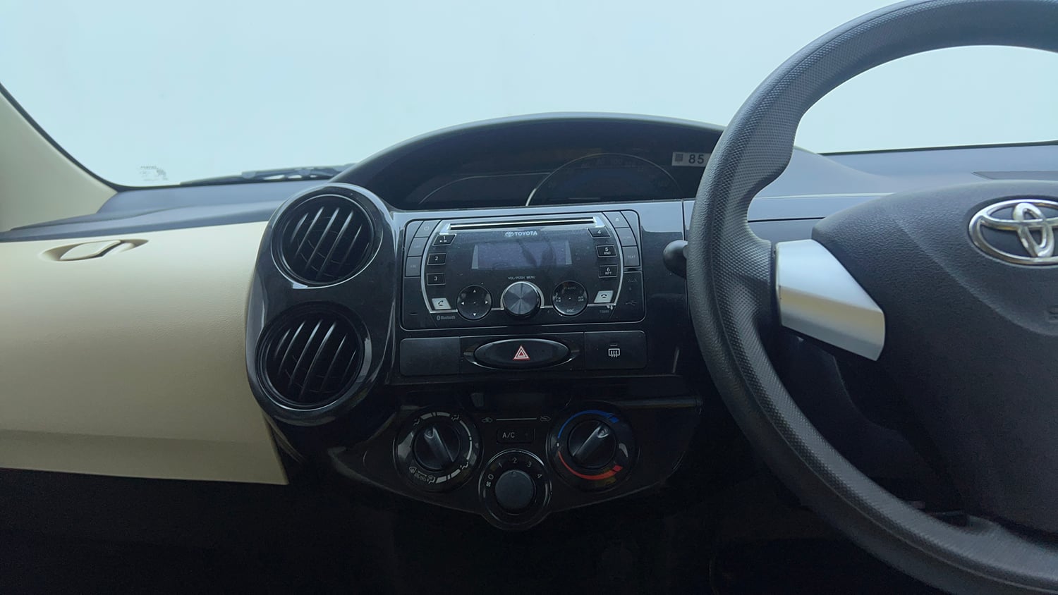 Used 2018 Toyota Etios Liva V Petrol Manual top_features Integrated (in-dash) music system