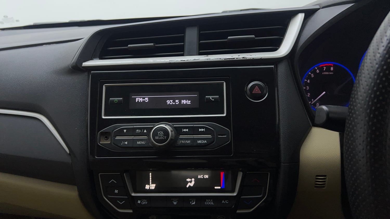 Used 2017 Honda Amaze 1.2 S i-VTEC Petrol Manual top_features Integrated (in-dash) music system
