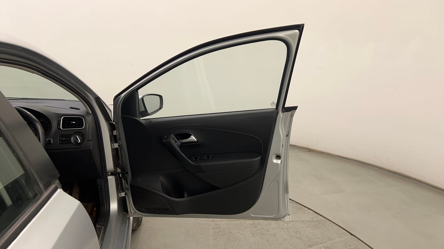 Used 2019 Volkswagen Polo Highline Plus 1.0 (P) 16 Alloy Petrol Manual interior RIGHT FRONT DOOR OPEN VIEW