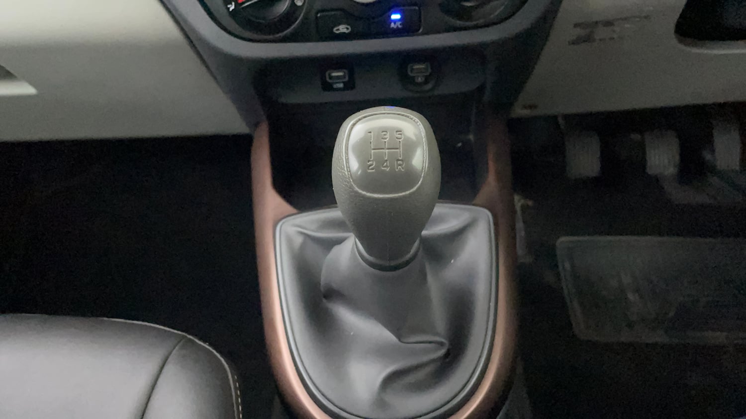 Used 2022 Hyundai Aura S 1.2 CNG Cng Manual interior GEAR  KNOB VIEW