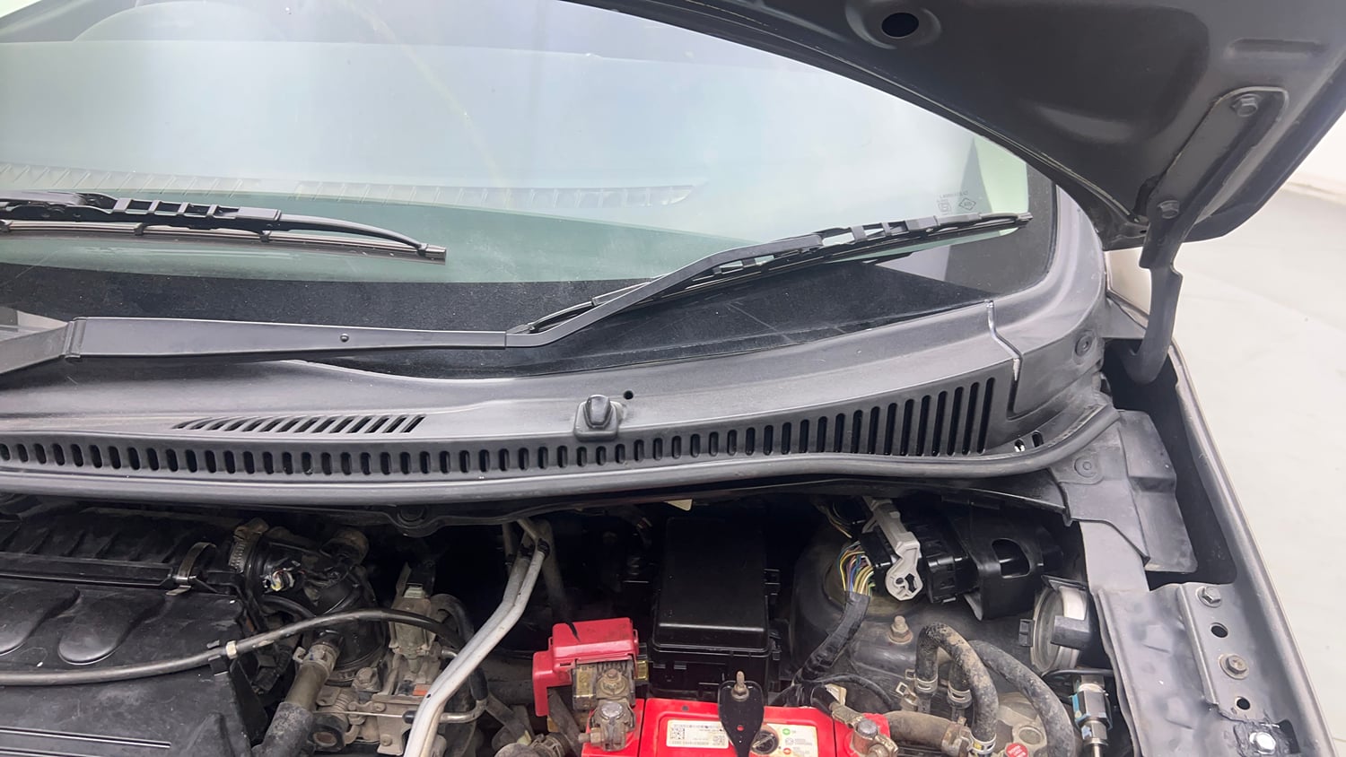 Used 2014 Maruti Suzuki Wagon R LXI CNG Cng Manual engine ENGINE LEFT SIDE HINGE & APRON VIEW