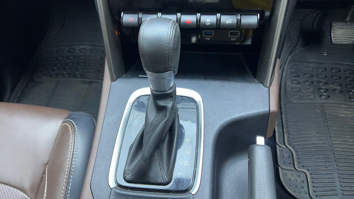 Used 2023 Mahindra Scorpio N Z8 L Petrol AT 6 STR Petrol Automatic interior GEAR  KNOB VIEW