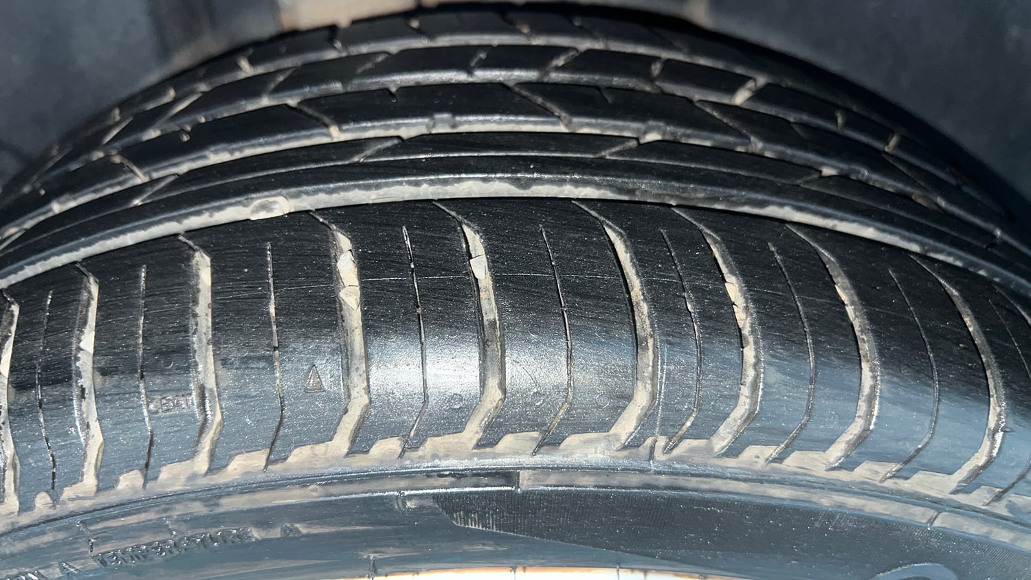 Used 2024 Volkswagen Virtus Highline 1.0 TSI AT Petrol Automatic tyres RIGHT REAR TYRE TREAD VIEW