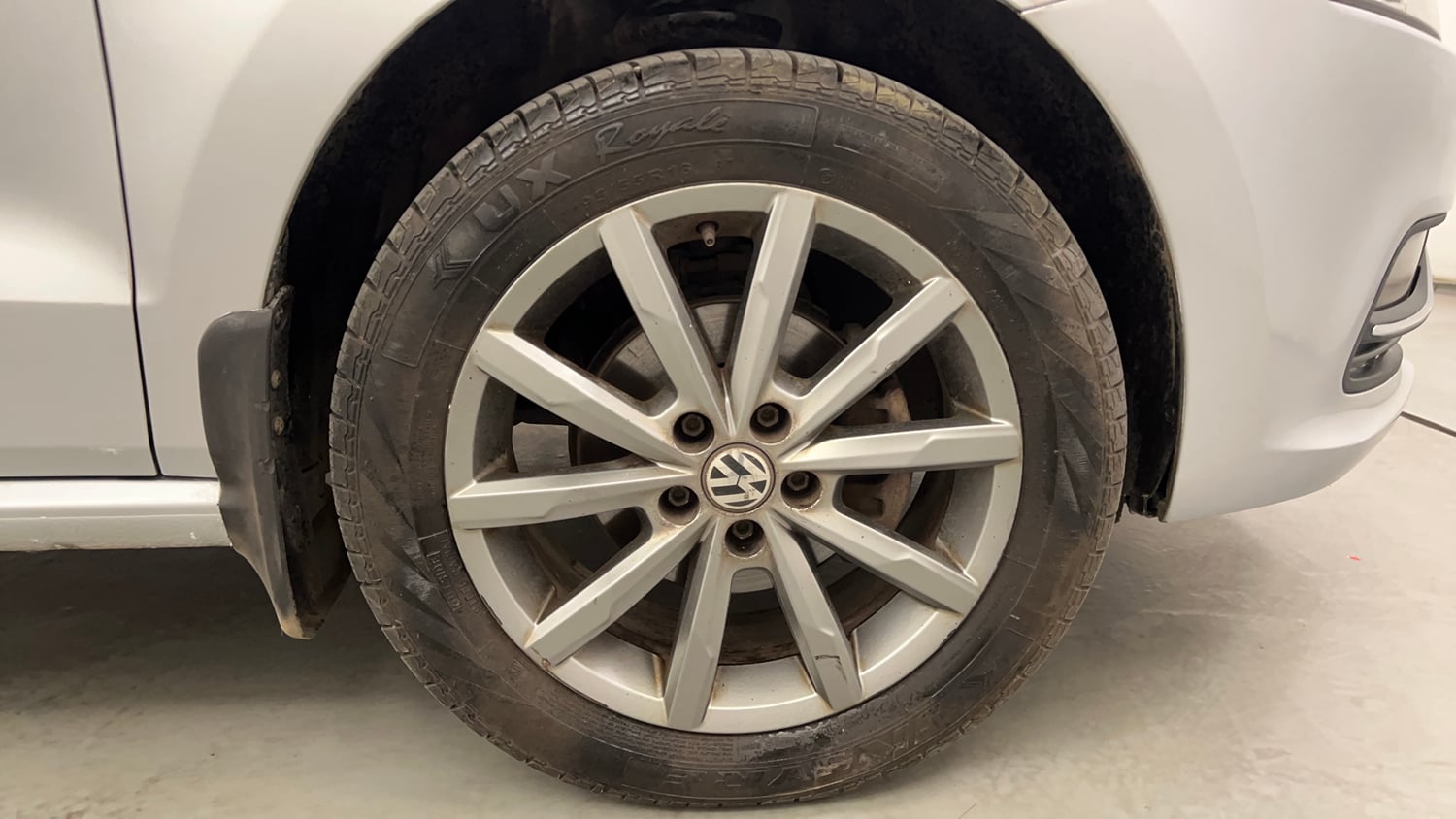 Used 2019 Volkswagen Polo Highline Plus 1.0 (P) 16 Alloy Petrol Manual tyres RIGHT FRONT TYRE RIM VIEW