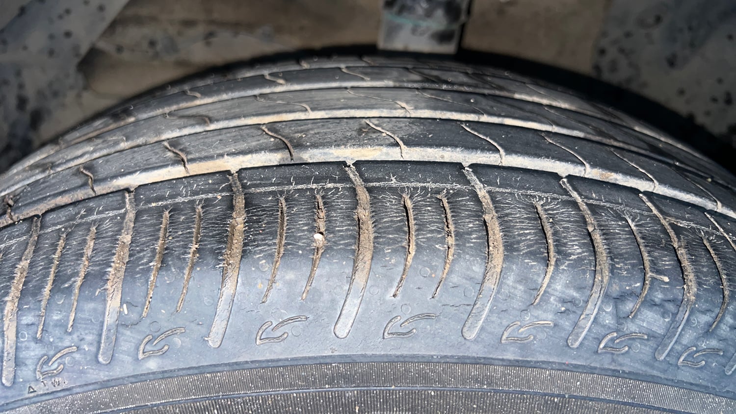 Used 2022 Maruti Suzuki Brezza Vxi AT Petrol Automatic tyres LEFT FRONT TYRE TREAD VIEW