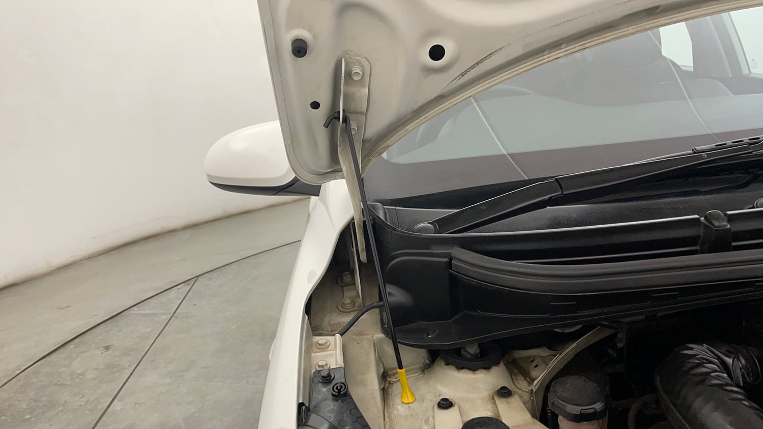 Used 2022 Hyundai Aura S 1.2 CNG Cng Manual engine ENGINE RIGHT SIDE HINGE & APRON VIEW