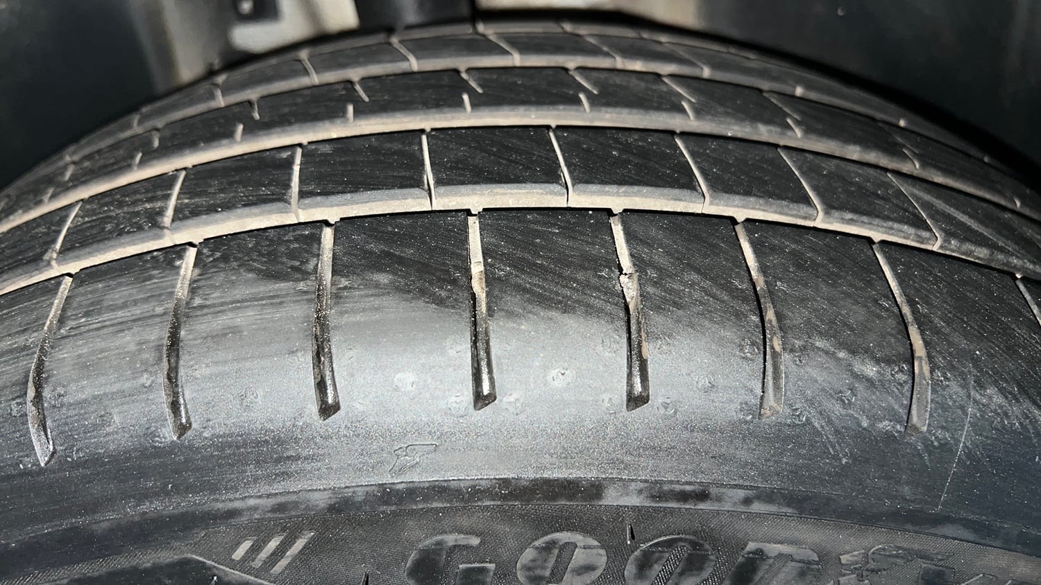 Used 2022 Jeep Compass Limited (O) 1.4 Petrol DCT Petrol Automatic tyres RIGHT REAR TYRE TREAD VIEW