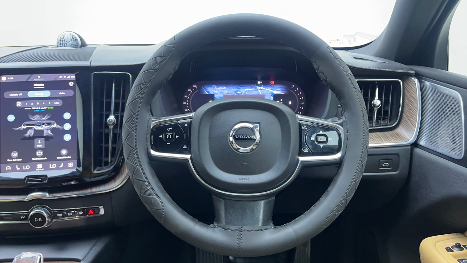 Used 2022 Volvo XC60 B5 Ultimate Petrol Automatic interior STEERING VIEW