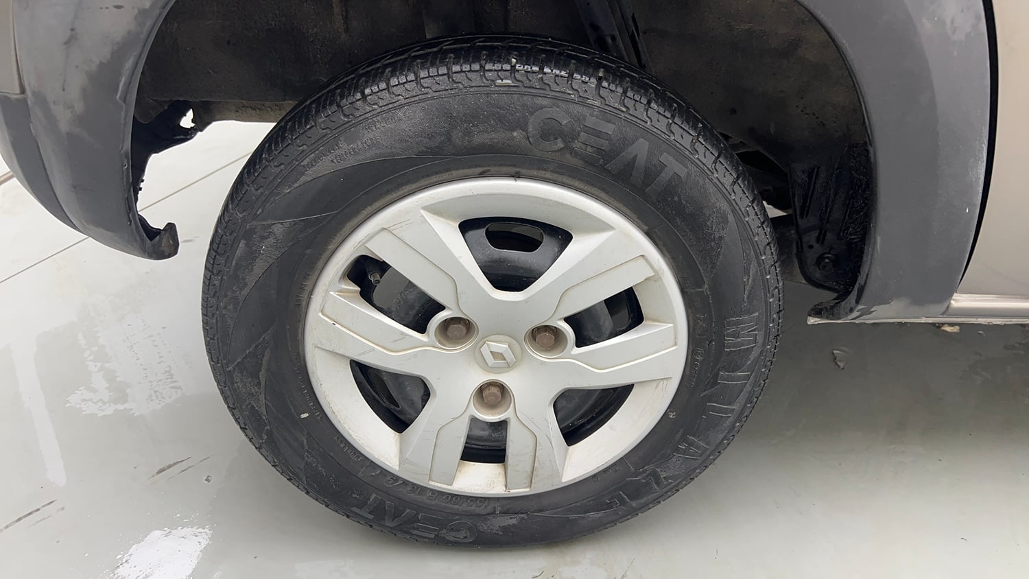 Used 2018 Renault Kwid 1.0 RXT AMT Opt Petrol Automatic tyres RIGHT REAR TYRE RIM VIEW