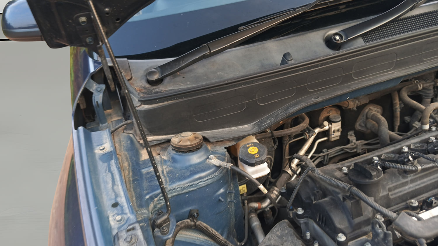 Used 2022 Hyundai Venue S 1.2 Petrol Petrol Manual engine ENGINE RIGHT SIDE HINGE & APRON VIEW