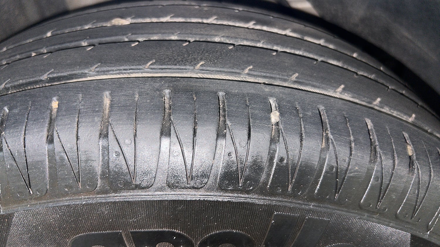 Used 2016 Ford Figo Trend 1.2 Ti-VCT Petrol Manual tyres RIGHT REAR TYRE TREAD VIEW