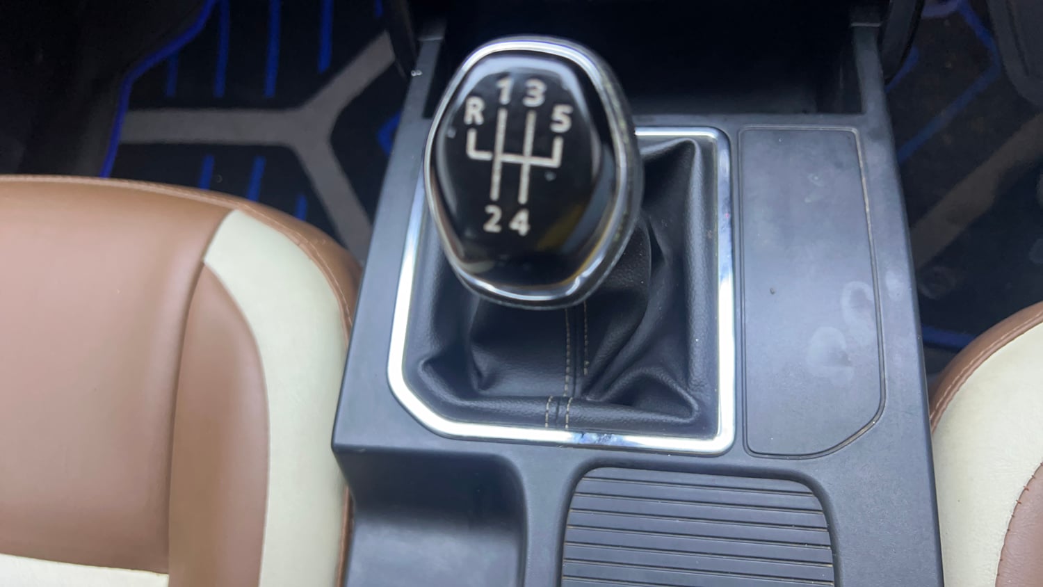 Used 2022 Renault Kiger RXT MT Petrol Manual interior GEAR  KNOB VIEW