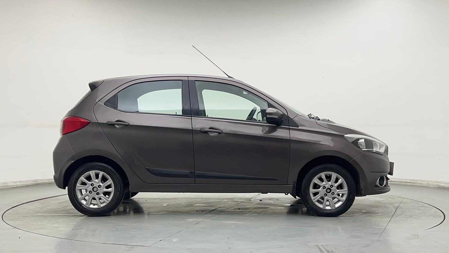 Used 2017 Tata Tiago Revotron XZ Petrol Manual exterior RIGHT SIDE VIEW