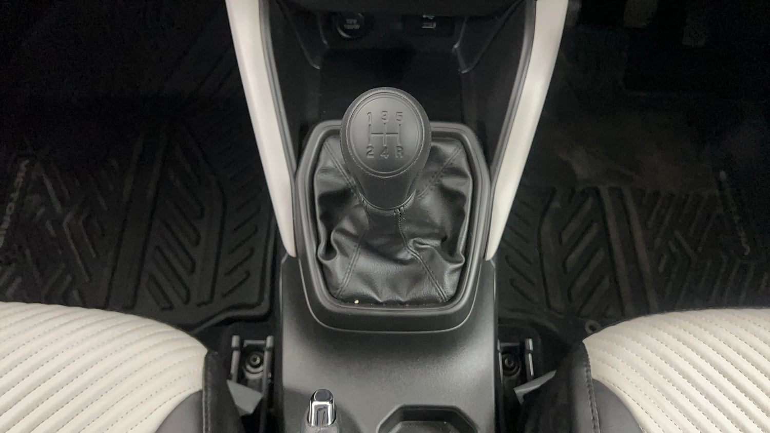Used 2025 Maruti Suzuki Victoris VXI CNG MT 2W Cng Manual interior GEAR  KNOB VIEW