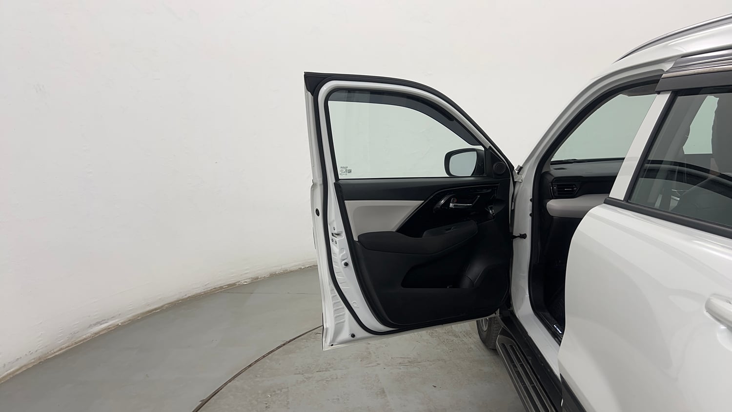 Used 2025 Maruti Suzuki Victoris VXI CNG MT 2W Cng Manual interior LEFT FRONT DOOR OPEN VIEW