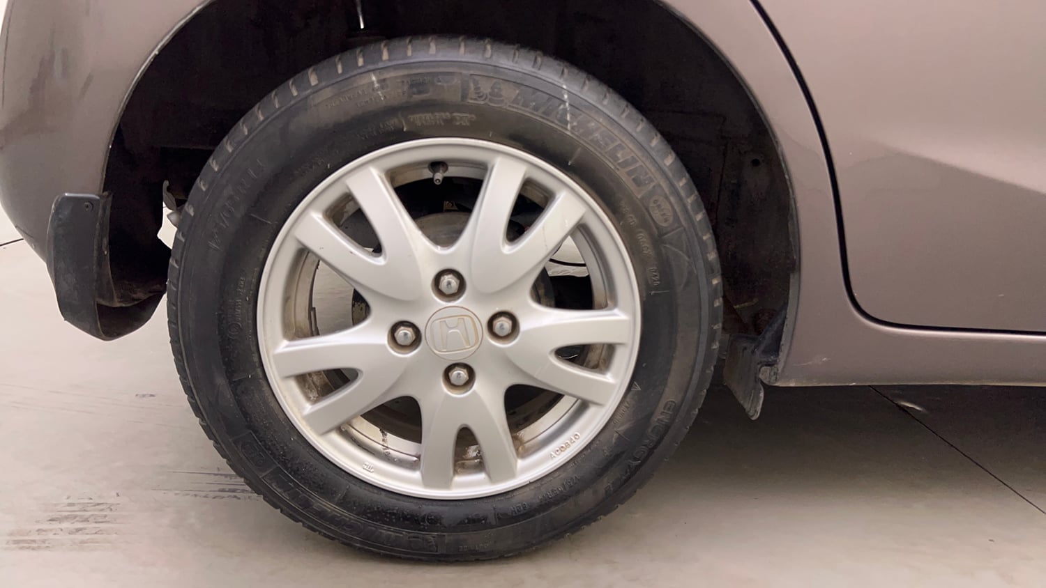 Used 2015 Honda Brio VX AT Petrol Automatic tyres RIGHT REAR TYRE RIM VIEW