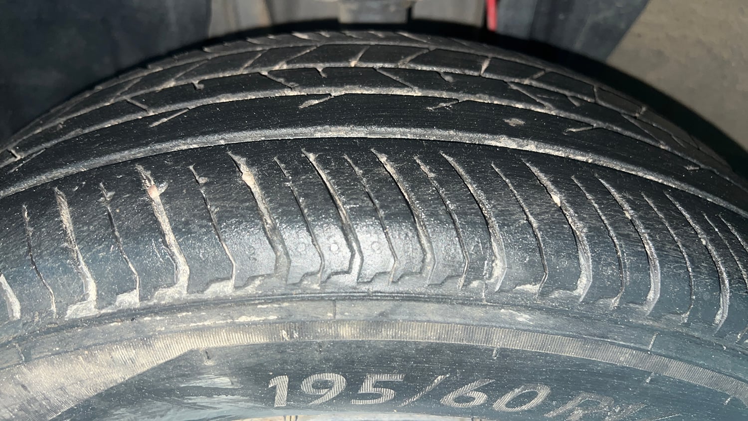 Used 2023 Nissan Magnite XL Petrol Manual tyres LEFT FRONT TYRE TREAD VIEW