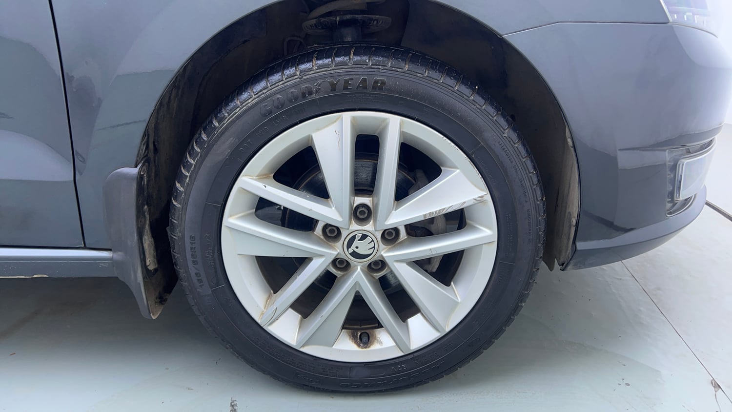 Used 2018 Skoda Rapid Style 1.6 MPI AT Petrol Automatic tyres RIGHT FRONT TYRE RIM VIEW