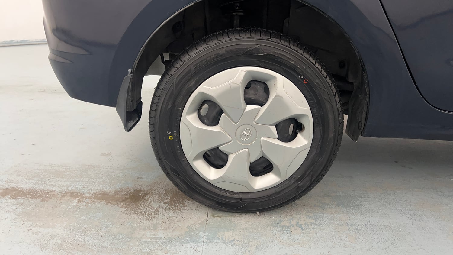 Used 2023 Tata Tigor XZ CNG Cng Manual tyres RIGHT REAR TYRE RIM VIEW