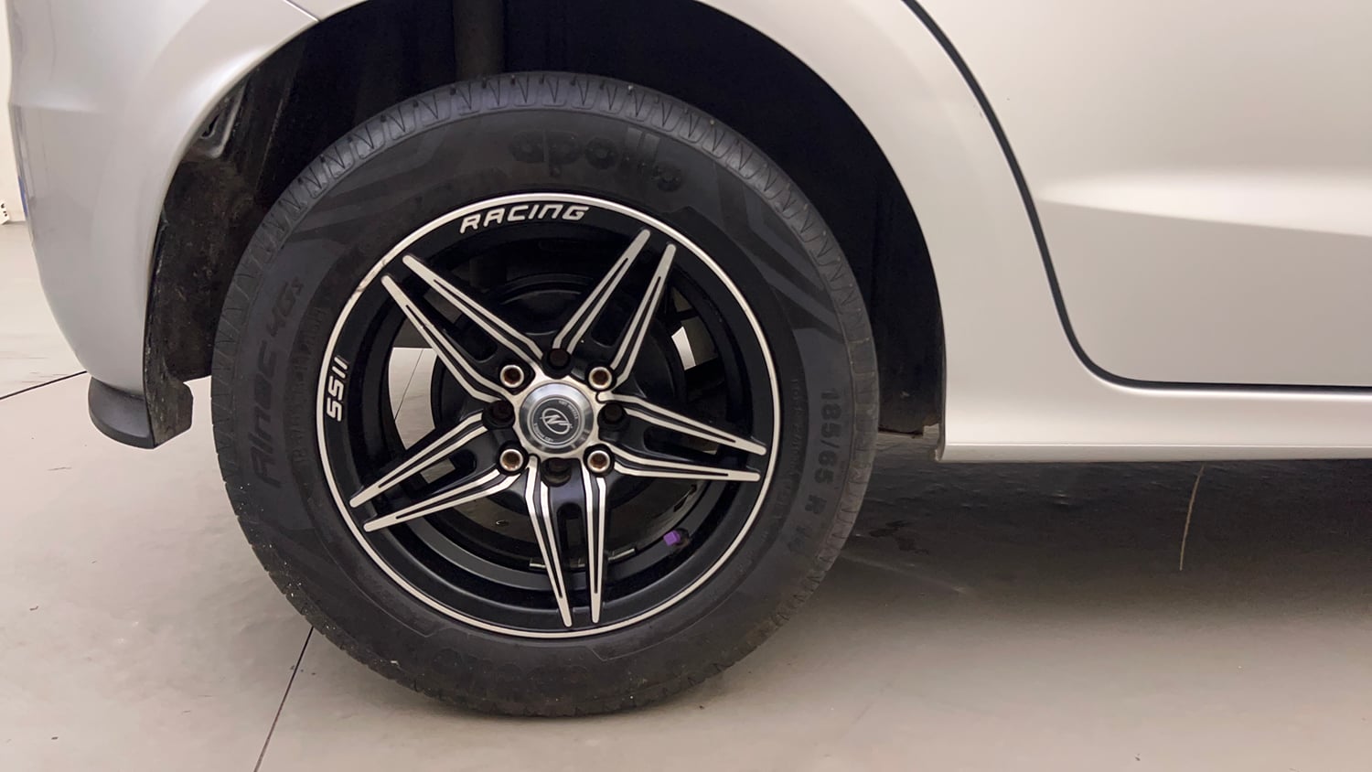 Used 2016 Ford Figo Trend 1.2 Ti-VCT Petrol Manual tyres RIGHT REAR TYRE RIM VIEW