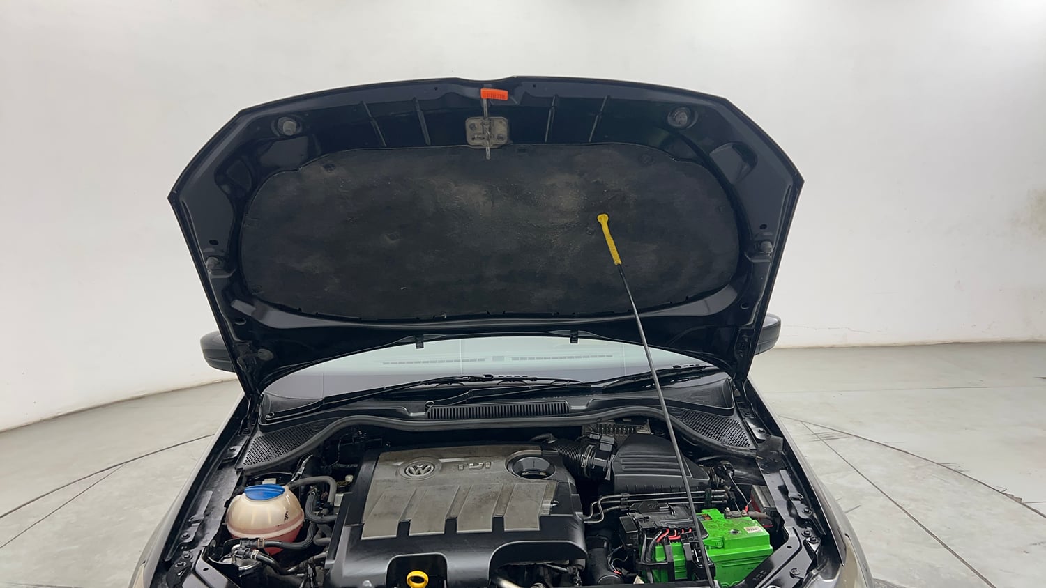 Used 2014 Volkswagen Vento Highline Diesel Diesel Manual engine ENGINE & BONNET OPEN FRONT VIEW