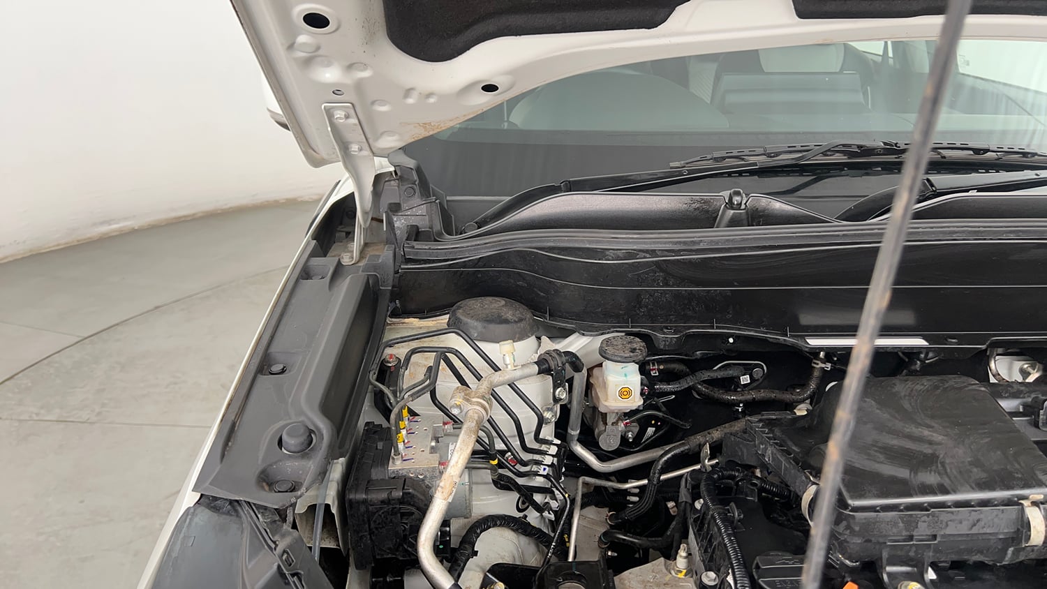 Used 2025 Maruti Suzuki Victoris VXI CNG MT 2W Cng Manual engine ENGINE RIGHT SIDE HINGE & APRON VIEW