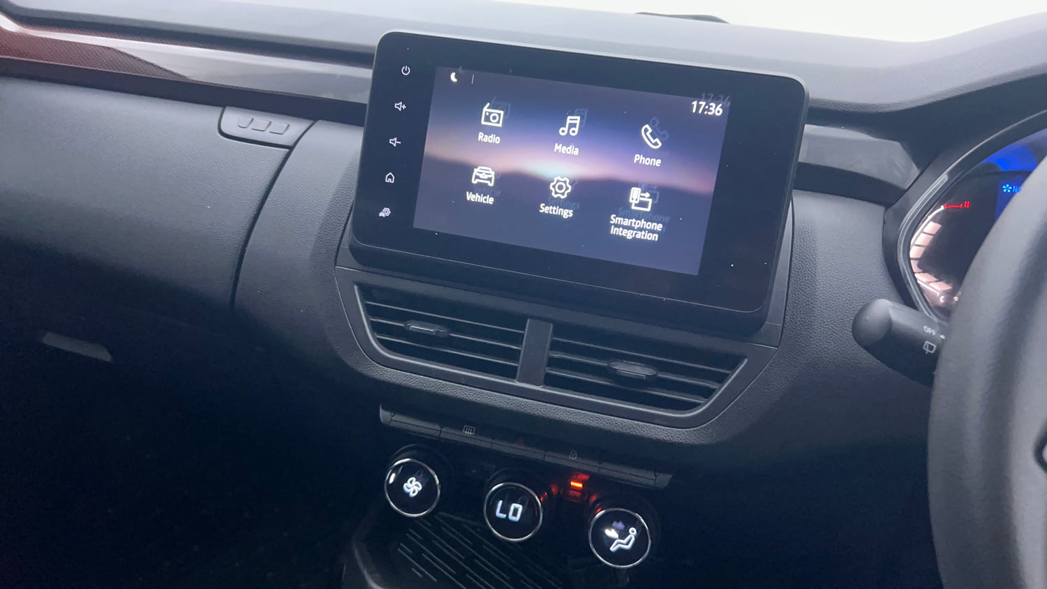 Used 2022 Renault Kiger RXZ Turbo MT Dual Tone Petrol Manual interior MUSIC SYSTEM & AC CONTROL VIEW