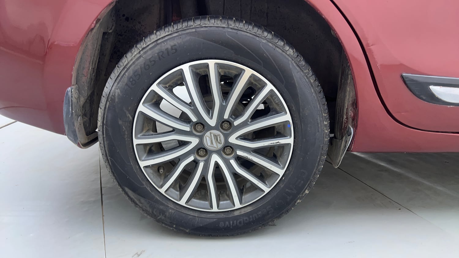 Used 2019 Maruti Suzuki Dzire VXi AMT Petrol Automatic tyres RIGHT REAR TYRE RIM VIEW