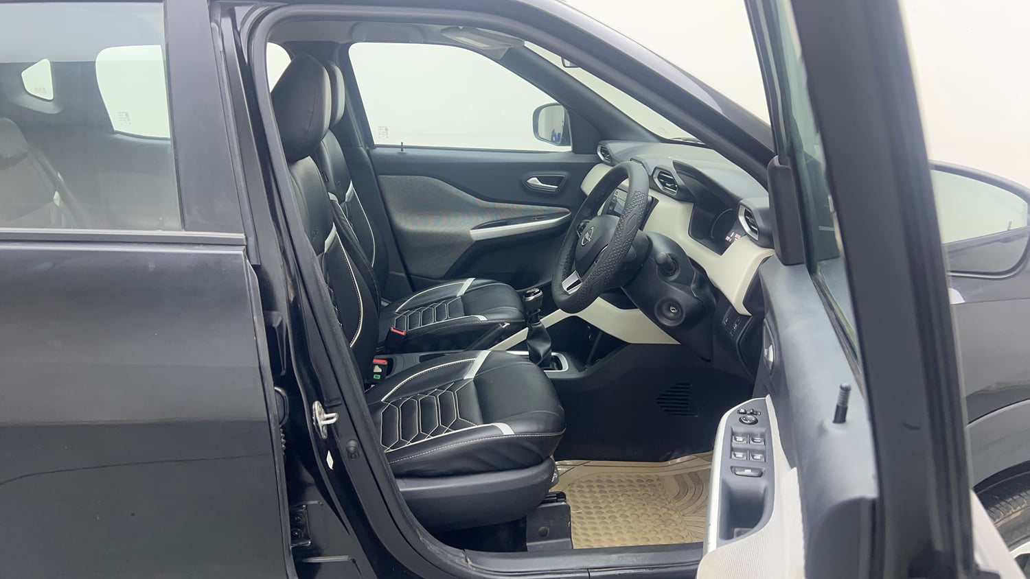 Used 2023 Nissan Magnite XL Petrol Manual interior RIGHT SIDE FRONT DOOR CABIN VIEW