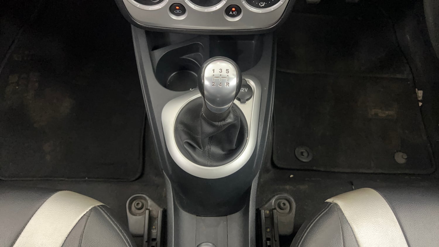 Used 2015 Ford Figo Duratec Petrol Titanium 1.2 Petrol Manual interior GEAR  KNOB VIEW